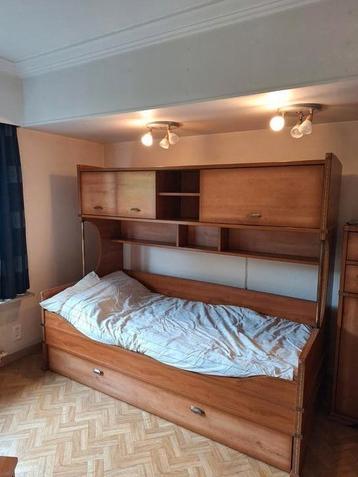Praktisch bed met opbergruimte beschikbaar voor biedingen