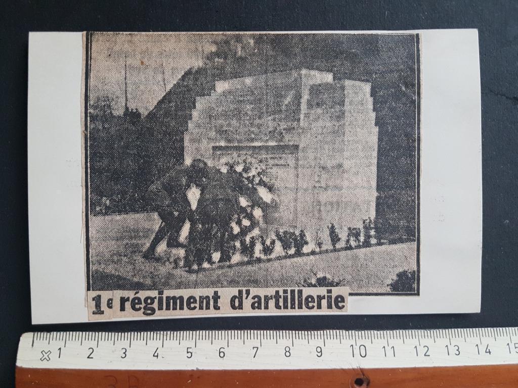 Knipsel op postkaart: Monument 1e régiment d'artillerie, Verzamelen, Militaria | Algemeen, Landmacht, Foto of Poster, Verzenden