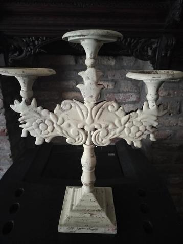 Ijzeren kandelaar in landelijke stijl beschikbaar voor biedingen