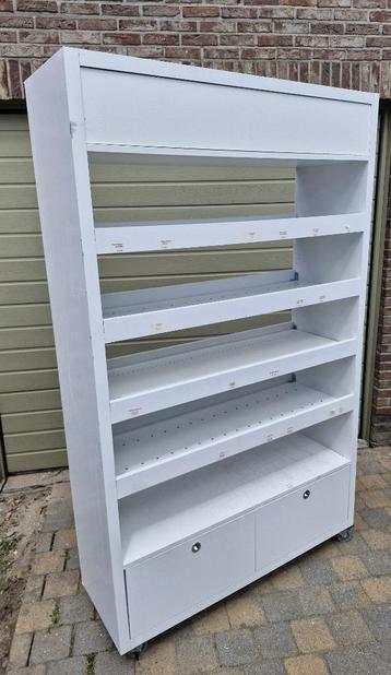 Stevige verrijdbare houten Vitrine kast met Lades te koop!, 25 à 50 cm, 150 à 200 cm, Comme neuf, Teck