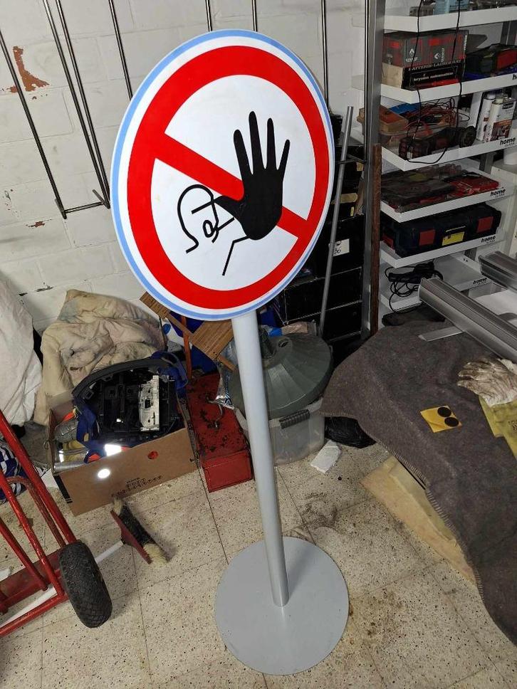 Panneau d'interdiction en métal sur socle à vendre !, Articles professionnels, Aménagement de Bureau & Magasin | Mobilier de bureau & Aménagement