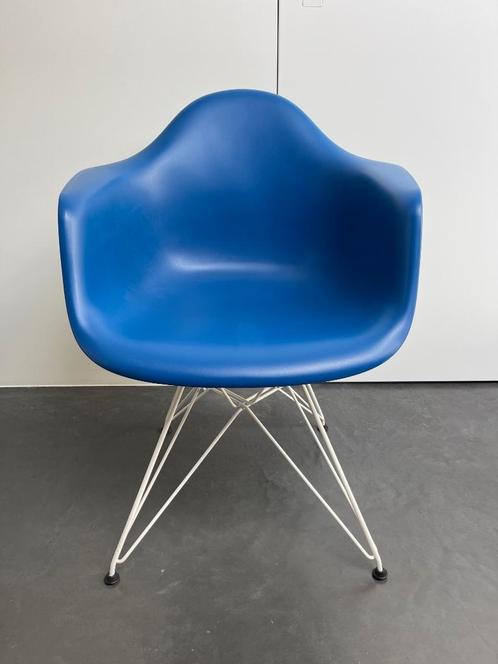 Vitra DAR stoelen 8 stuks blauw / wit NIEUW € 1599,- voor 8x, Huis en Inrichting, Stoelen, Nieuw, Kunststof, Metaal, Blauw, Ophalen
