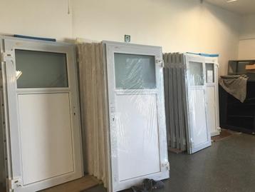 Witte PVC-deur met handgreep inbegrepen beschikbaar voor biedingen