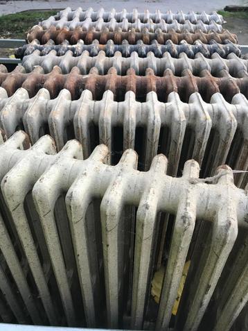 Vintage gietijzeren radiatoren beschikbaar voor biedingen