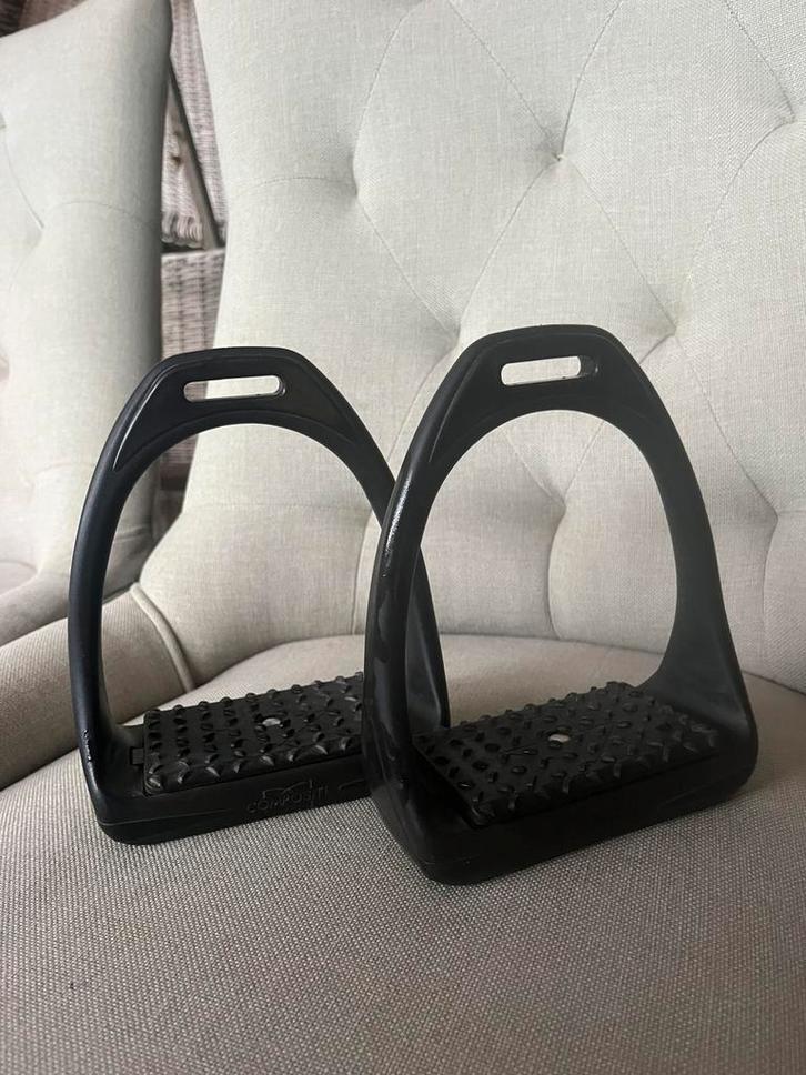 Etriers Compositi noirs, Animaux & Accessoires, Chevaux & Poneys | Brides & Harnachement, Comme neuf, Obstacle, Envoi