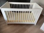 Babybed van Bopita, Kinderen en Baby's, Ophalen, Zo goed als nieuw, Lattenbodem, Minder dan 140 cm