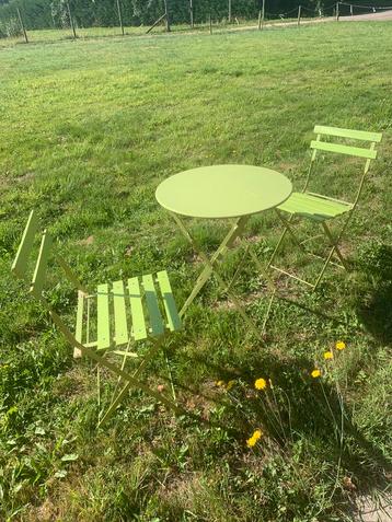 picknicktafel en stoeltjes beschikbaar voor biedingen