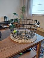 Decoratieve metalen mand + houten mat, Huis en Inrichting, Ophalen