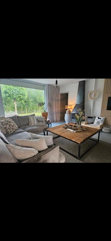 Tafels te koop beschikbaar voor biedingen
