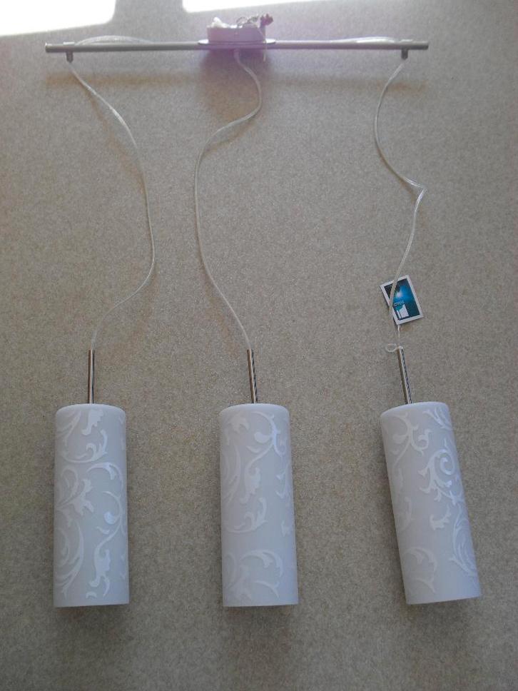 Hanglamp met matglazen kappen nieuw, Huis en Inrichting, Lampen | Hanglampen, Nieuw, Glas, Metaal, Ophalen of Verzenden