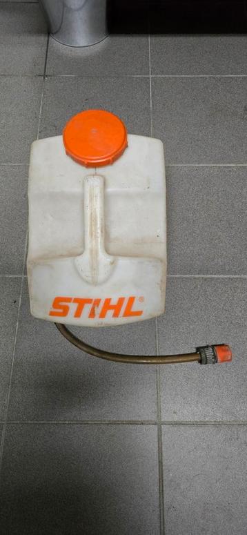 Réservoir d'eau Stihl disponible aux enchères