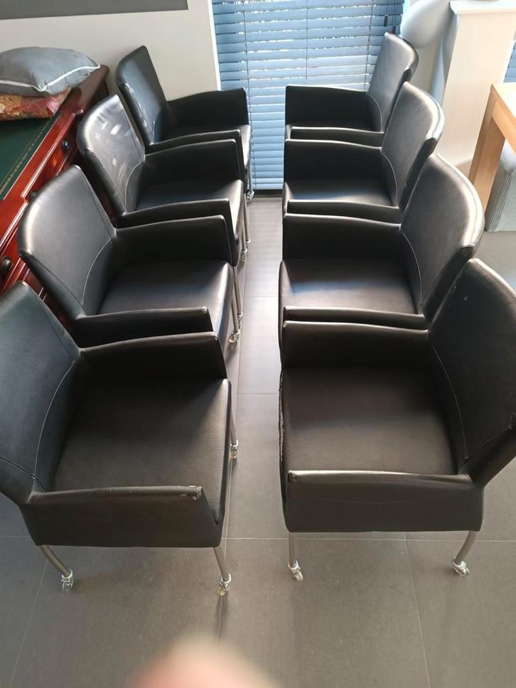 8 zwarte eetkamerstoelen met armleuning en wieltjes, Huis en Inrichting, Stoelen, Gebruikt, Ophalen