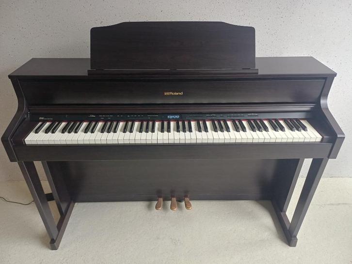 Roland HP-605 Digitale Piano - Topmodel met PHA-50 klavier, Muziek en Instrumenten, Piano's, Zo goed als nieuw, Piano, Bruin, Digitaal