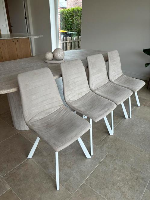 4 eetkamerstoelen – grijs/beige daim/suede met witte poten, Huis en Inrichting, Stoelen, Zo goed als nieuw, Vier, Stof, Overige materialen