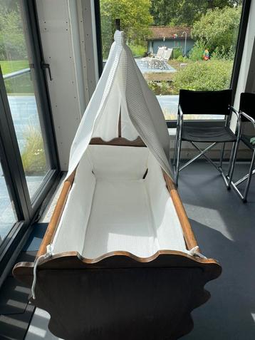 Vintage baby wieg beschikbaar voor biedingen