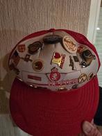 Pins met pet van Bpost, Enlèvement ou Envoi, Neuf, Autres sujets/thèmes, Insigne ou Pin's