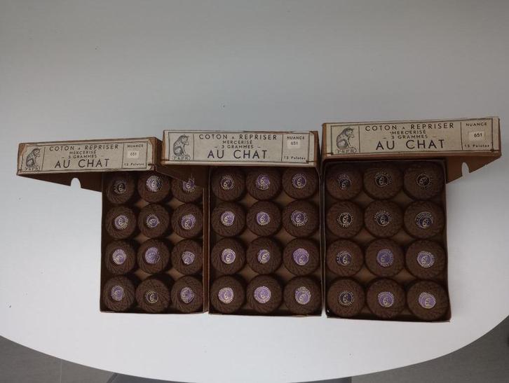 Antiek naaigaren bruin FFR 'AU CHAT', Antiek en Kunst, Antiek | Tapijten, Tafelkleden en Textiel, Ophalen of Verzenden