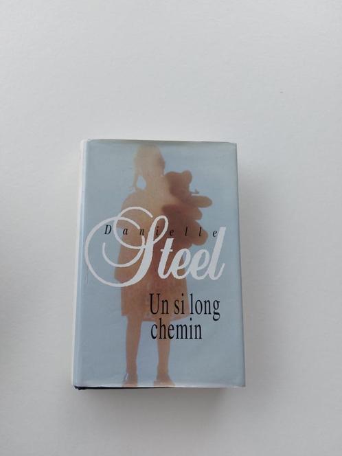 Livre-Un si long chemin-Danielle Steel, Boeken, Romans, Gelezen, Ophalen of Verzenden