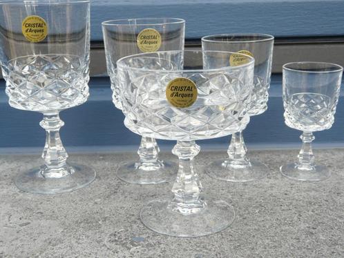 Mooi en nog als nieuw glasservies in christal d'arques, Huis en Inrichting, Keuken | Servies, Zo goed als nieuw, Glas of Glazen