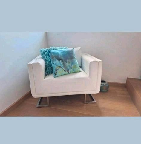 Moderne witte lederen zetel / eenzit / fauteuil, Huis en Inrichting, Fauteuils, Zo goed als nieuw, Leer, Metaal, 75 tot 100 cm