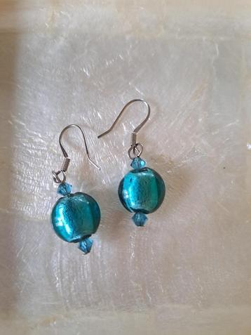 blauwe oorbellen beschikbaar voor biedingen