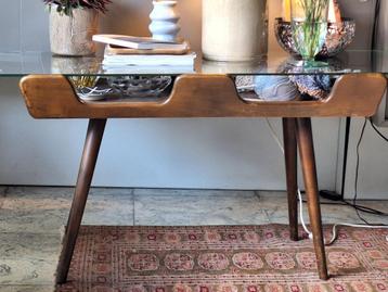 mooi houten salontafeltje met glazen blad beschikbaar voor biedingen