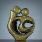 Lovely couple - beeld van serpetine steen - M.Chamba, Ophalen, Nieuw, Steen, Mensenbeeld