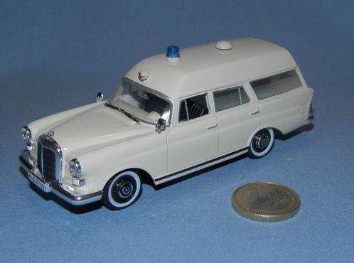 Altaya 1/43 : Ambulance Mercedes 230 (W110) Binz, Hobby & Loisirs créatifs, Voitures miniatures | 1:43, Neuf, Voiture, Universal Hobbies