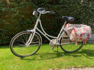 Omafiets Gazelle met 2 fietstassen beschikbaar voor biedingen