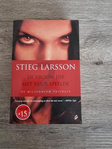 Stieg Larsson - De vrouw die met vuur speelder