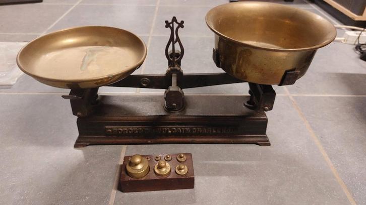KOPEREN WEEGSCHAAL EN KOPEREN GEWICHTEN, Antiek en Kunst, Antiek | Gereedschap en Instrumenten, Ophalen