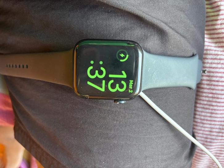 Apple Watch SE 2ᵉ génération 44m, Handtassen en Accessoires, Smartwatches, Zo goed als nieuw, iOS, Zwart, Afstand, Calorieverbanding