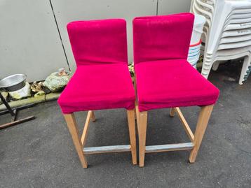 2 hoge stoelen 
