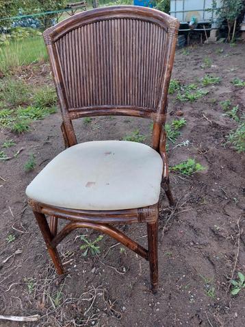 Gratis 4 stoelen beschikbaar voor biedingen