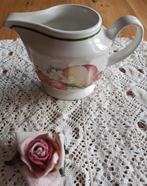 Vintage Engels melkkannetje met aardbeien en perzik, Huis en Inrichting, Keuken | Servies, Overige typen, Overige stijlen, Gebruikt