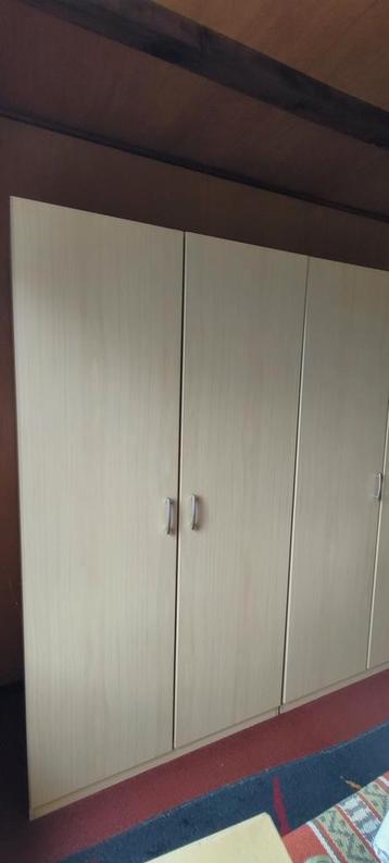 Set van 2 kleerkasten in houtlook beschikbaar voor biedingen