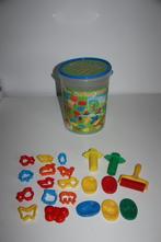 play doh tonnetje met vormpjes en speelgoed, Ophalen of Verzenden, Knutselen