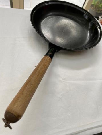 Oude vintage braadpan met houten steel voor gas beschikbaar voor biedingen