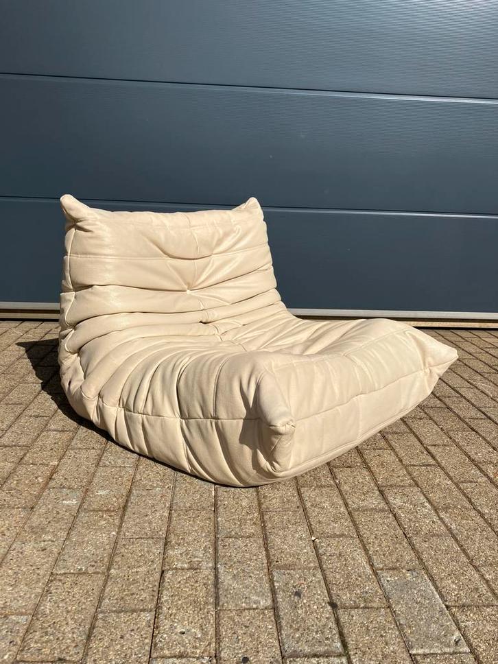 100% authentieke Ligne Roset Togo 1z in Beige ZGAN!!, Huis en Inrichting, Zetels | Voetbanken en poefs, Ophalen of Verzenden