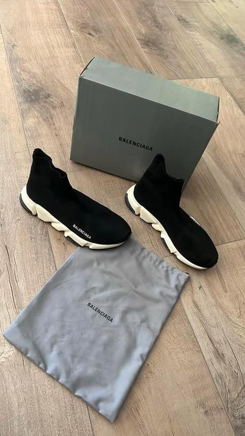 Balenciaga sok te koop beschikbaar voor biedingen