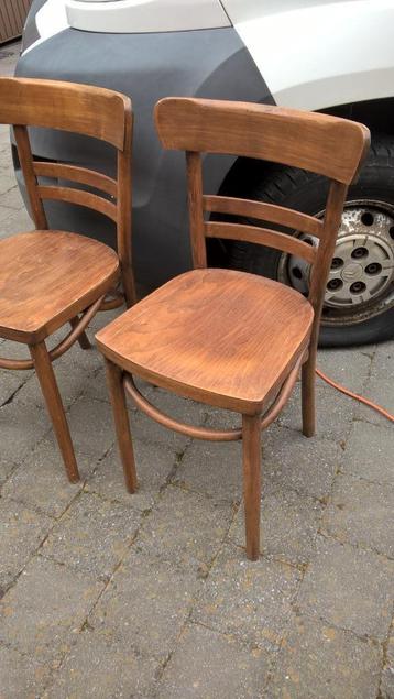 2 originele vintage stoelen (massief hout) beschikbaar voor biedingen