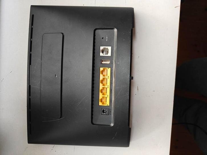Huawei 4G LTE Router – B525s-23a (Orange), Computers en Software, Routers en Modems, Zo goed als nieuw, Router, Ophalen