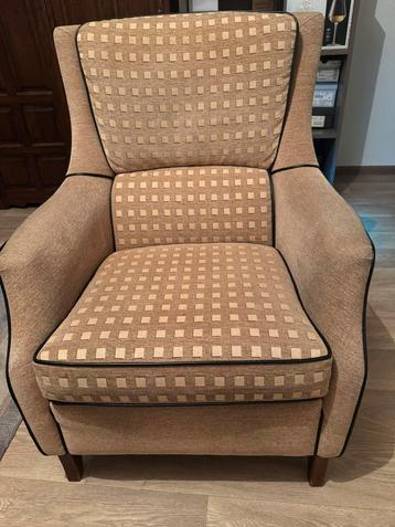 Fauteuil, beige gestoffeerd en met zwarte bies afgezet beschikbaar voor biedingen