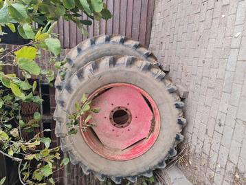 Twee maten tractor banden met velg beschikbaar voor biedingen