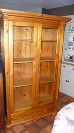 Dennenhouten vitrinekast, Huis en Inrichting, Ophalen, Zo goed als nieuw, 25 tot 50 cm, Met deur(en)