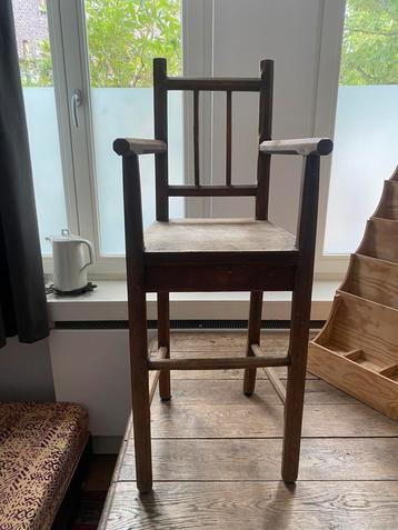 Oude houten kinderstoel. beschikbaar voor biedingen