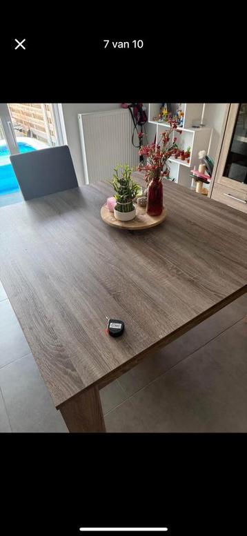 Tafel en stoelen beschikbaar voor biedingen