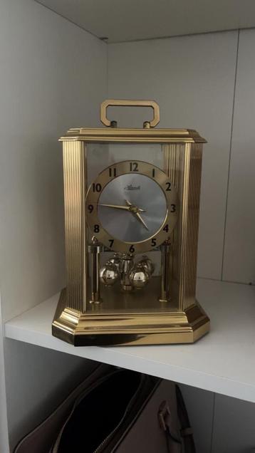Vintage goudkleurige 'Hermle Quartz' slinger klok beschikbaar voor biedingen