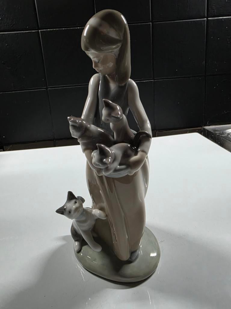 Following her cats. Lladro. Juan Huerta, Ophalen of Verzenden