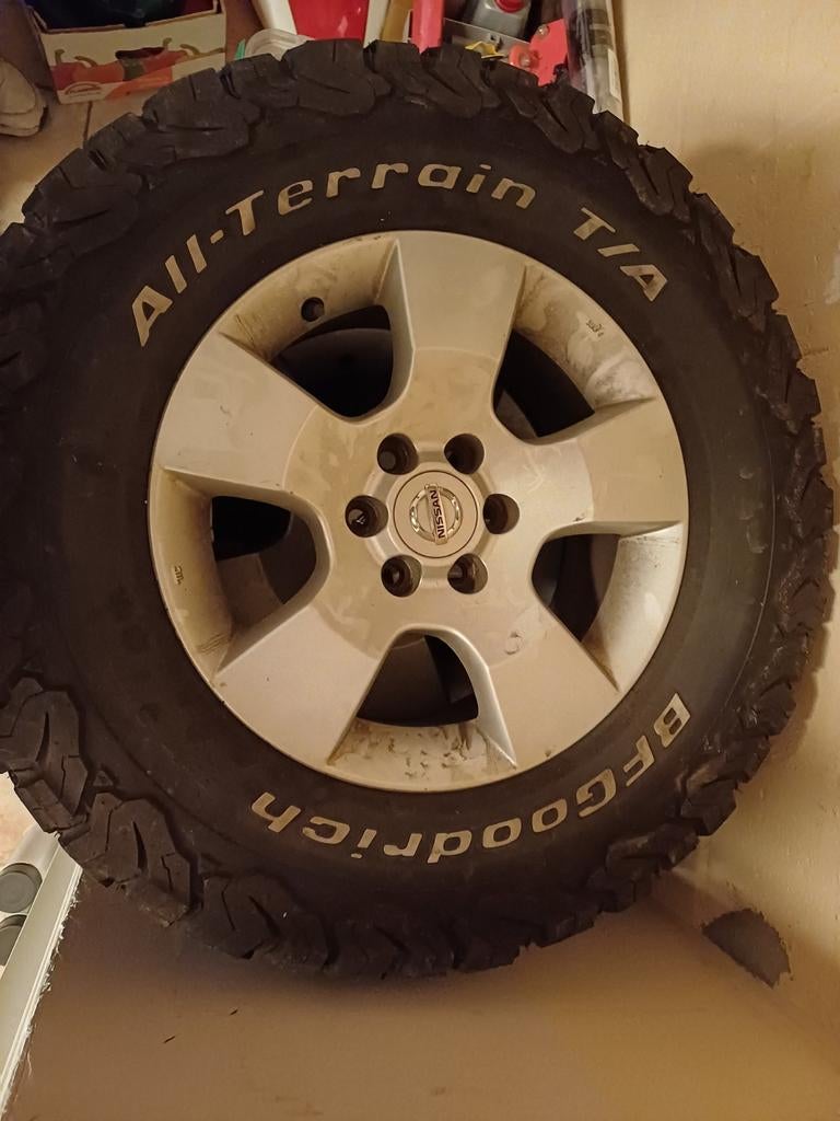 4 Pneus et jantes neufs nissan navara